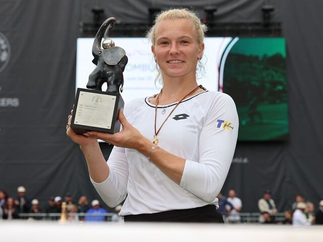 01 July 2023, Hesse, Bad Homburg: Tennis: WTA Tour, Singles, Women, Final, Bronzetti (ITA) - Siniakova (CZE). Tournament winner Katerina Siniakova shows the winner's trophy after the match. Photo: Jörg Halisch/dpa
