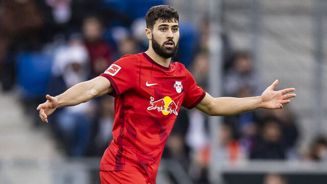 05 November 2022, Baden-Wuerttemberg, Sinsheim: Soccer: Bundesliga, TSG 1899 Hoffenheim - RB Leipzig, Matchday 13, PreZero Arena. Leipzig's Josko Gvardiol gestures. Photo: Tom Weller/dpa - IMPORTANT NOTE: In accordance with the requirements of the DFL Deutsche Fußball Liga and the DFB Deutscher Fußball-Bund, it is prohibited to use or have used photographs taken in the stadium and/or of the match in the form of sequence pictures and/or video-like photo series.