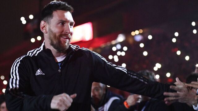 Argentine football player Lionel Messi greets fans during his entrance to the field before the start of Maximiliano Rodriguez's farewell match at the Marcelo Bielsa stadium in Rosario, Argentina on January 24, 2023.