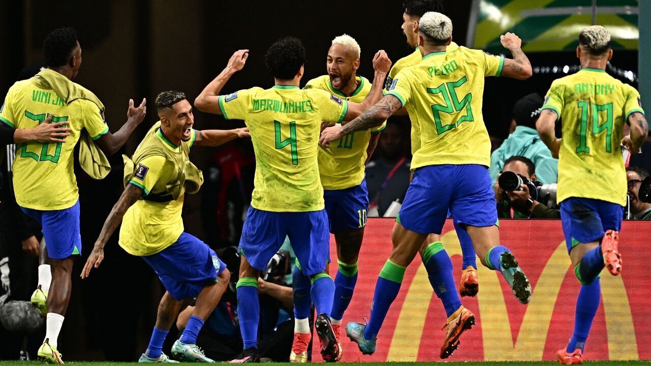 TOPSHOT - Brazil's forward #10 Neymar (C) celebrates with teammates after scoring his team's first goal during the Qatar 2022 World Cup quarter-final football match between Croatia and Brazil at Education City Stadium in Al-Rayyan, west of Doha, on December 9, 2022.