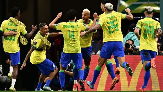 TOPSHOT - Brazil's forward #10 Neymar (C) celebrates with teammates after scoring his team's first goal during the Qatar 2022 World Cup quarter-final football match between Croatia and Brazil at Education City Stadium in Al-Rayyan, west of Doha, on December 9, 2022.