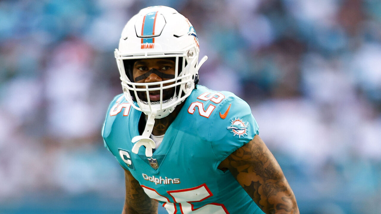 MIAMI GARDENS, FL - JANUARY 8: Xavien Howard #25 of the Miami Dolphins defends in pass coverage during an NFL football game against the New York Jets at Hard Rock Stadium on January 8, 2023 in Miami Gardens, Florida.