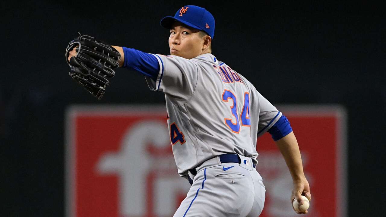 PHOENIX, ARIZONA - JULY 05: Kodai Senga #34 of the New York Mets delivers a warm up pitch during the first inning against the Arizona Diamondbacks at Chase Field on July 05, 2023 in Phoenix, Arizona.