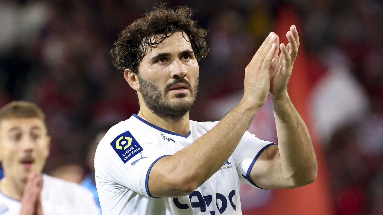 LILLE, FRANCE - MAY 20: Sead Kolasinac of Marseille salutes the supporters following the Ligue 1 Uber Eats match between Lille OSC (LOSC) and Olympique de Marseille (OM) at Stade Pierre-Mauroy on May 20, 2023 in Villeneuve d'Ascq near Lille, France.