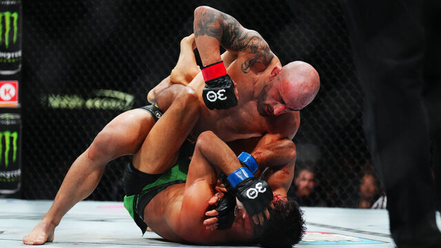 LAS VEGAS, NEVADA - JULY 08: Alexander Volkanovski of Australia punches Yair Rodriguez of Mexico in the UFC featherweight championship fight during the UFC 290 event at T-Mobile Arena on July 08, 2023 in Las Vegas, Nevada.