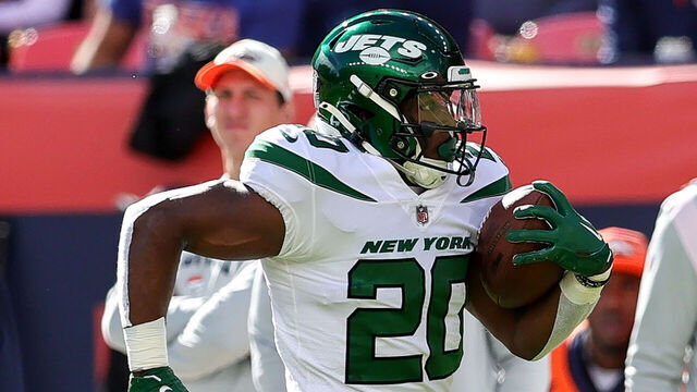 DENVER, CO - OCTOBER 23: New York Jets running back Breece Hall goes 62 yards for a touchdown during a NFL game between the New York Jets and the Denver Broncos on October 23, 2022 at Empower Field at Mile High in Denver, CO.