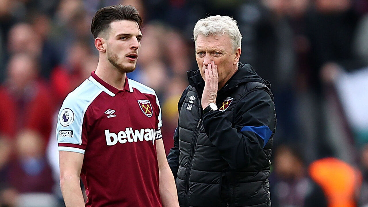 LONDON, ENGLAND - MARCH 13: David Moyes, Manager of West Ham United talks with Declan Rice of West Ham United during the Premier League match between West Ham United and Aston Villa at London Stadium on March 13, 2022 in London, England.