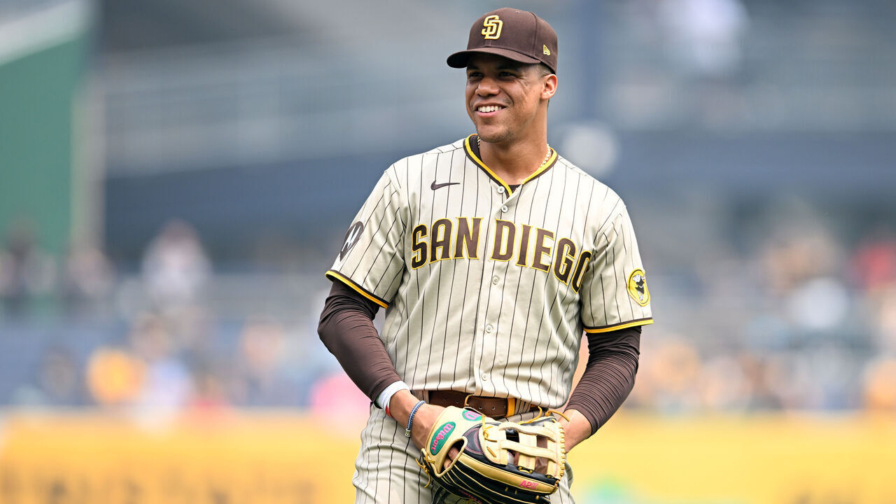 PITTSBURGH, PENNSYLVANIA - JUNE 29, 2023: Juan Soto #22 of the San Diego Padres warms up prior to a game against the Pittsburgh Pirates at PNC Park on June 29, 2023 in Pittsburgh, Pennsylvania.