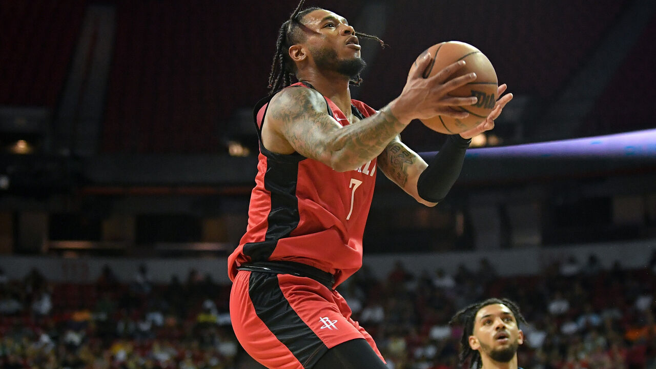 LAS VEGAS, NEVADA - JULY 11: Cam Whitmore #7 of the Houston Rockets drives to the basket against the Oklahoma City Thunder at the Thomas & Mack Center on July 11, 2023 in Las Vegas, Nevada.
