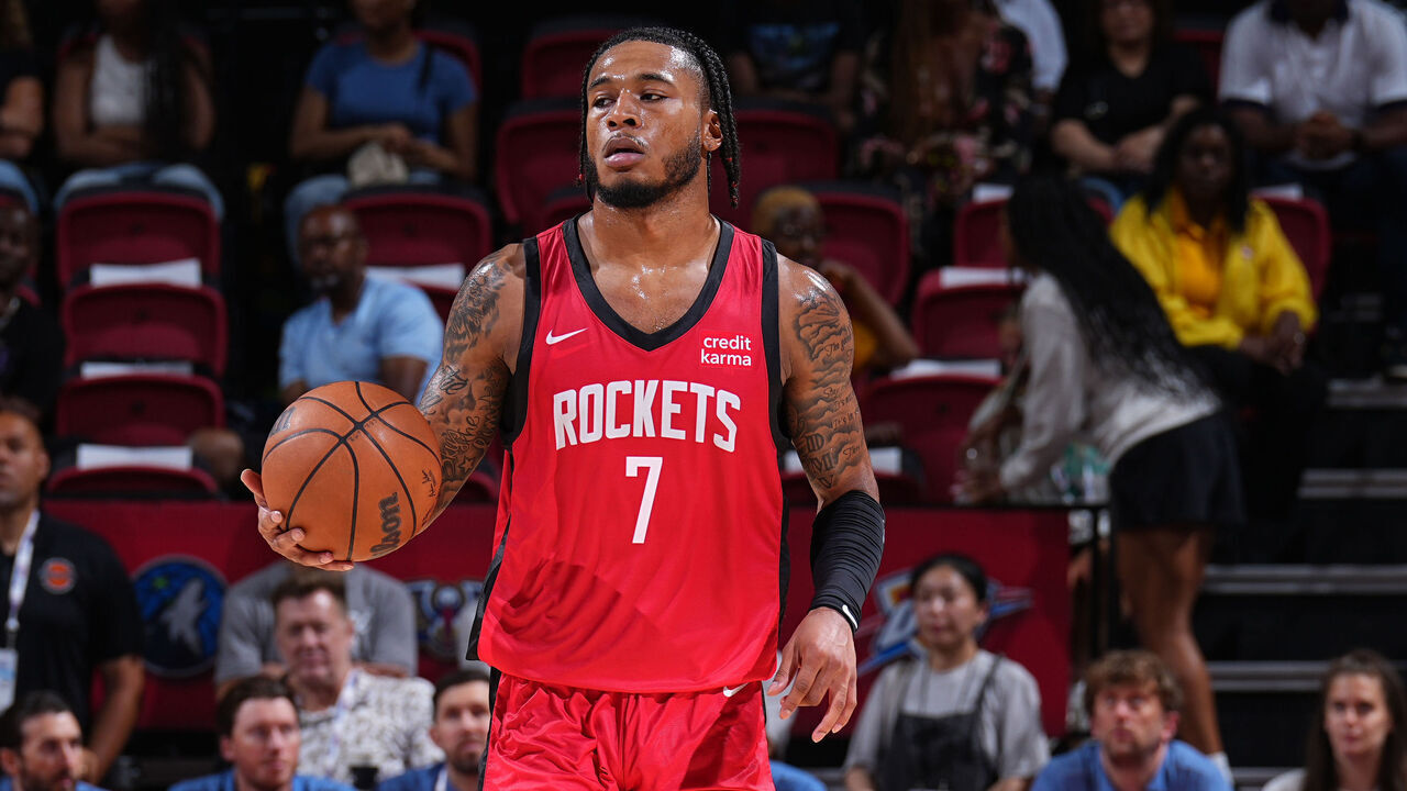 LAS VEGAS, NV - JULY 11: Cam Whitmore #7 of the Houston Rockets dribbles the ball during the 2023 NBA Las Vegas Summer League against the Oklahoma City Thunder on July 11, 2023 at the Thomas & Mack Center in Las Vegas, Nevada. Mandatory Copyright Notice: Copyright 2023 NBAE