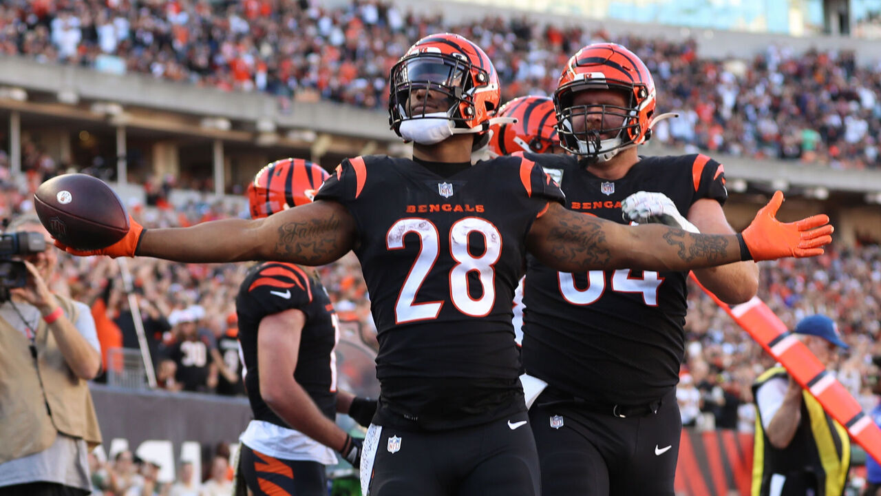 CINCINNATI, OH - NOVEMBER 06: Cincinnati Bengals running back Joe Mixon (28) reacts after scoring a touchdown during the game against the Carolina Panthers and the Cincinnati Bengals on November 6, 2022, at Paycor Stadium in Cincinnati, OH.