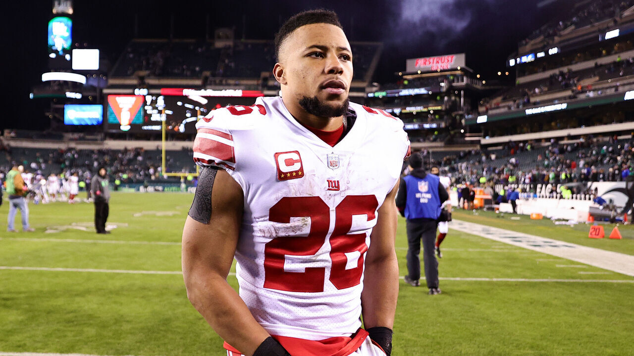 PHILADELPHIA, PENNSYLVANIA - JANUARY 21: Saquon Barkley #26 of the New York Giants walks off the field after losing to the Philadelphia Eagles 38-7 in the NFC Divisional Playoff game at Lincoln Financial Field on January 21, 2023 in Philadelphia, Pennsylvania.