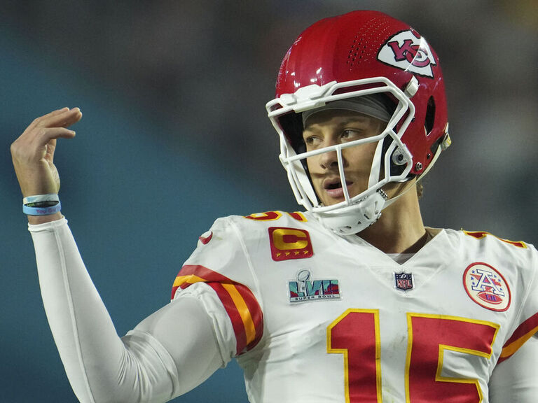 Mahomes leads Super Bowl-defending Chiefs to 14-2 mark in stacked