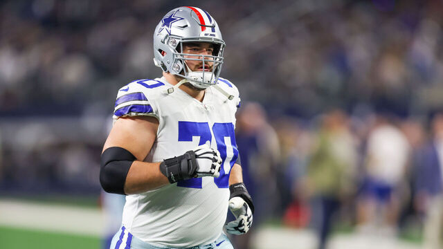 ARLINGTON, TX - DECEMBER 04: Dallas Cowboys guard Zack Martin (70) runs off the field during the game between the Dallas Cowboys and the Indianapolis Colts on December 4, 2022 at AT&T Stadium in Dallas, TX.