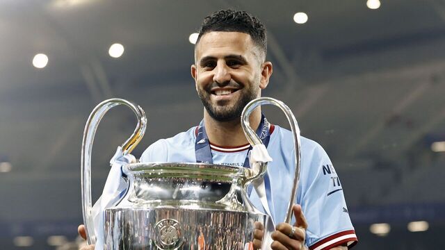 ISTANBUL - Riyad Mahrez of Manchester City FC with the UEFA Champions League trophy, Coupe des clubs Champions Europeens during the UEFA Champions League Final between Manchester City FC and FC Inter Milan at Ataturk Olympic Stadium on June 10, 2023 in Istanbul, Turkey. AP | Dutch Height | MAURICE OF STONE