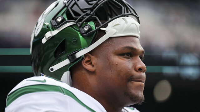 EAST RUTHERFORD, NJ - SEPTEMBER 25: Quinnen Williams #95 of the New York Jets warms up against the Cincinnati Bengals at MetLife Stadium on September 25, 2022 in East Rutherford, New Jersey.