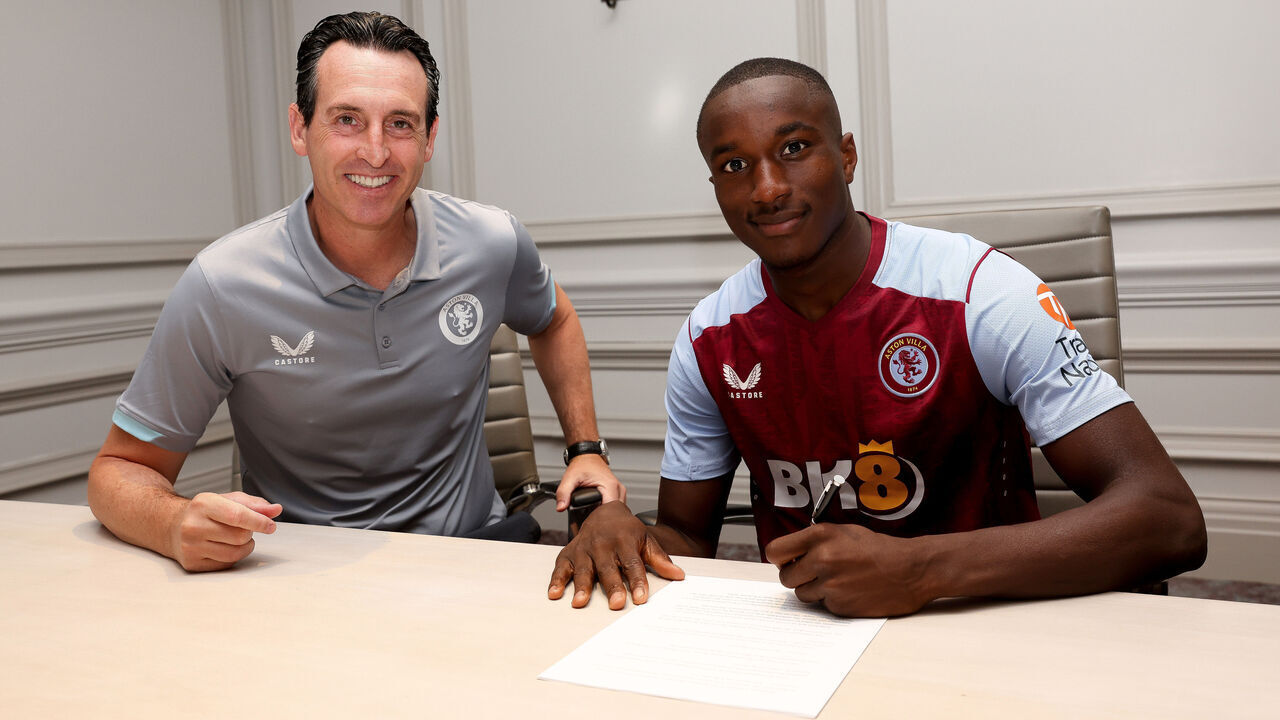 WASHINGTON, DC - JULY 22: New signing Moussa Diaby of Aston Villa poses for a picture with Unai Emery head coach on July 22, 2023 in Washington, DC.