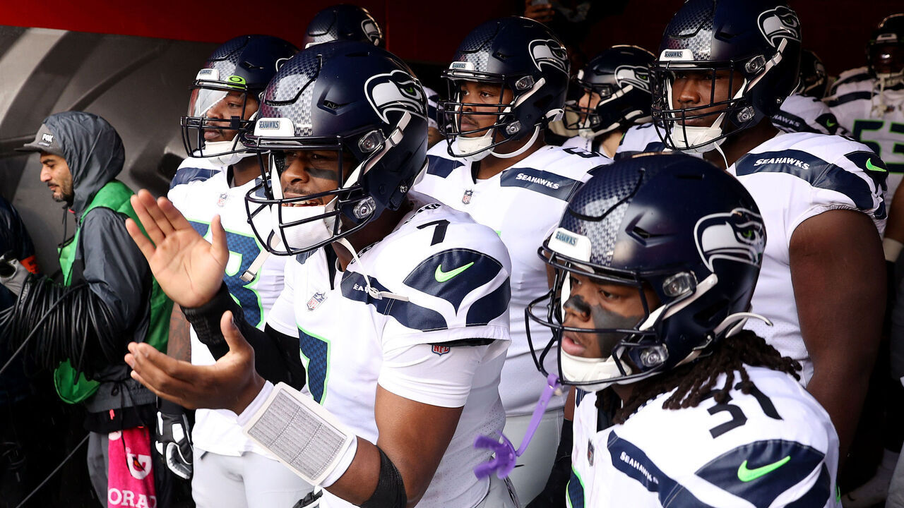 SANTA CLARA, CALIFORNIA - JANUARY 14: Geno Smith #7 of the Seattle Seahawks stands in the tunnel with his teammates prior to the NFC Wild Card playoff game against the San Francisco 49ers at Levi's Stadium on January 14, 2023 in Santa Clara, California.