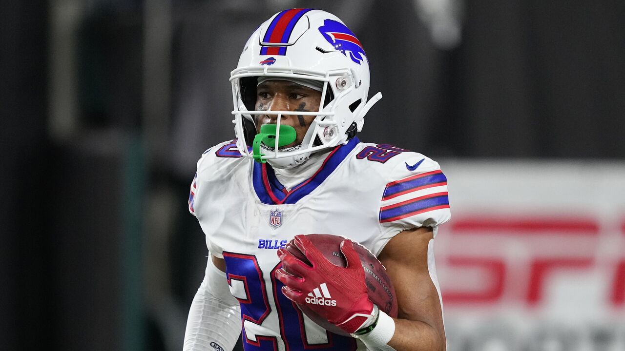 CINCINNATI, OHIO - JANUARY 02: Nyheim Hines #20 of the Buffalo Bills warms up prior to the game against the Cincinnati Bengals at Paycor Stadium on January 02, 2023 in Cincinnati, Ohio.