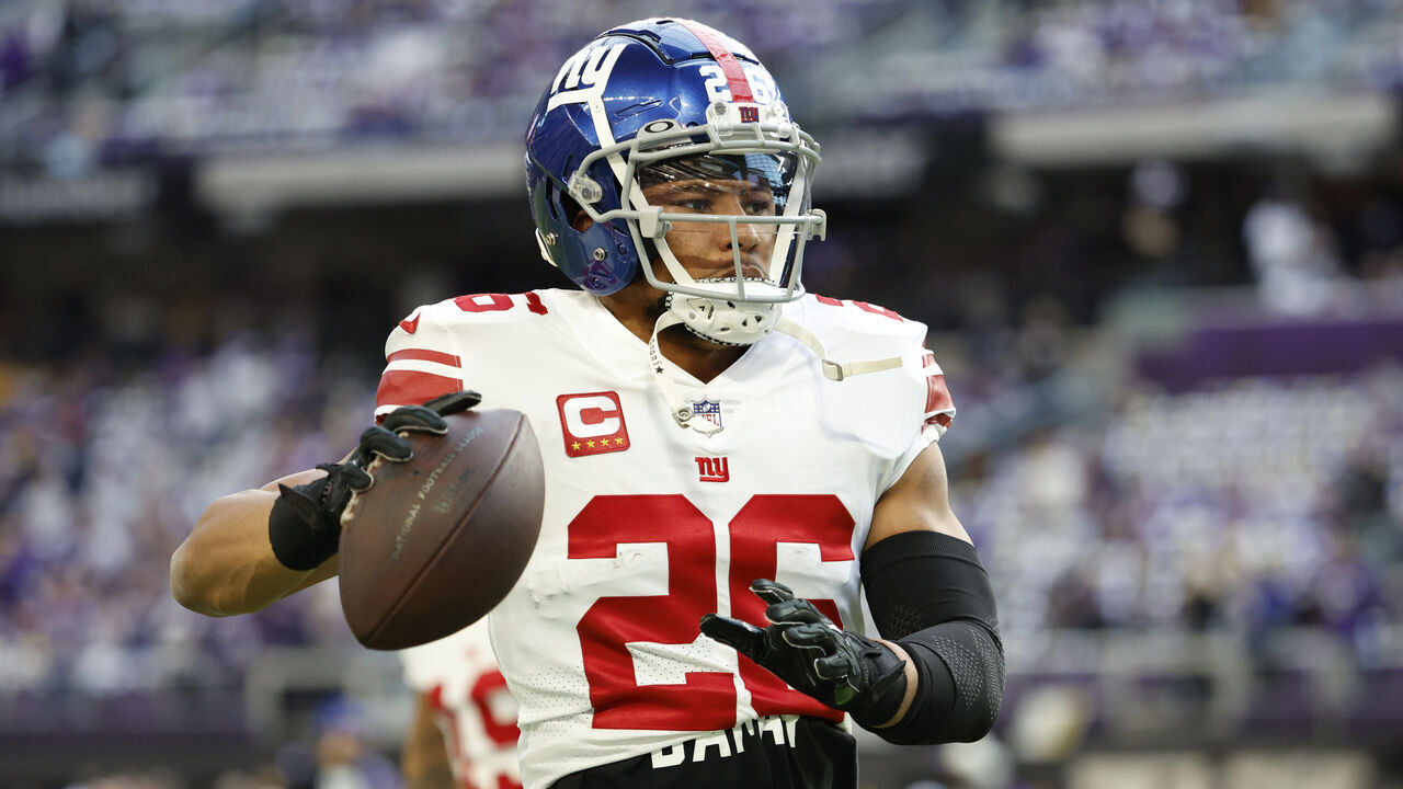 MINNEAPOLIS, MINNESOTA - JANUARY 15: Saquon Barkley #26 of the New York Giants warms up prior to the NFC Wild Card playoff game against the Minnesota Vikings at U.S. Bank Stadium on January 15, 2023 in Minneapolis, Minnesota.