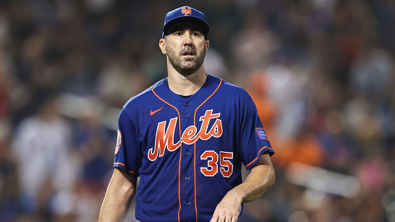 NEW YORK, NEW YORK - JULY 19: Justin Verlander #35 of the New York Mets walks to the dugout during the eighth inning against the Chicago White Sox at Citi Field on July 19, 2023 in New York City.