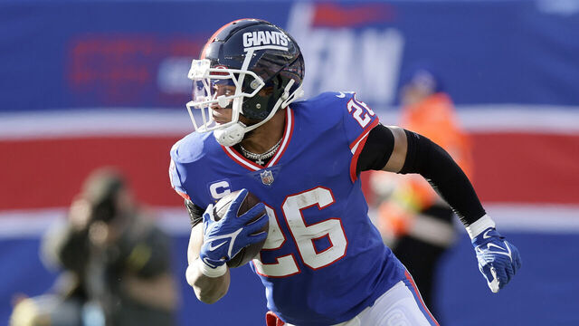 EAST RUTHERFORD, NEW JERSEY - DECEMBER 04: (NEW YORK DAILIES OUT) Saquon Barkley #26 of the New York Giants in action against the Washington Commanders at MetLife Stadium on December 04, 2022 in East Rutherford, New Jersey. The game ended in a 20-20 tie.