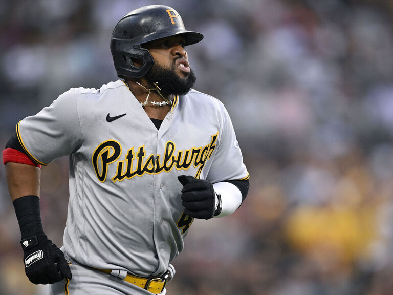 MLB trade grades: Brewers acquire Carlos Santana from Pirates