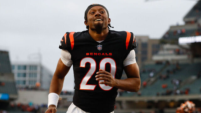 CINCINNATI, OH - DECEMBER 11: Cincinnati Bengals cornerback Eli Apple (20) reacts after the game against the Cleveland Browns and the Cincinnati Bengals on December 11, 2022, at Paycor Stadium in Cincinnati, OH.