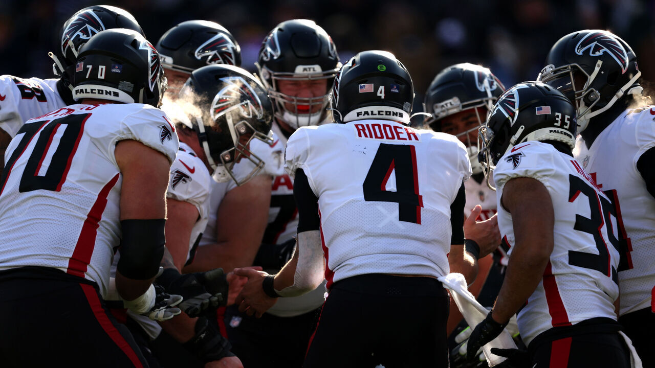 BALTIMORE, MARYLAND - DECEMBER 24: Quarterback Desmond Ridder #4 of the Atlanta Falcons huddles with the offense against the Baltimore Ravens at M&T Bank Stadium on December 24, 2022 in Baltimore, Maryland.