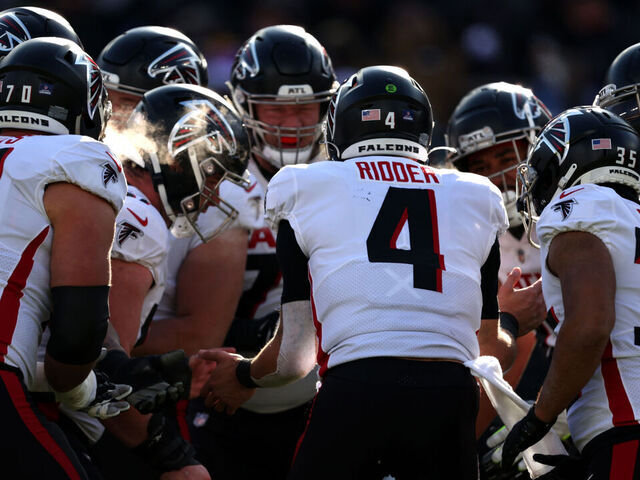 BALTIMORE, MARYLAND - DECEMBER 24: Quarterback Desmond Ridder #4 of the Atlanta Falcons huddles with the offense against the Baltimore Ravens at M&T Bank Stadium on December 24, 2022 in Baltimore, Maryland.