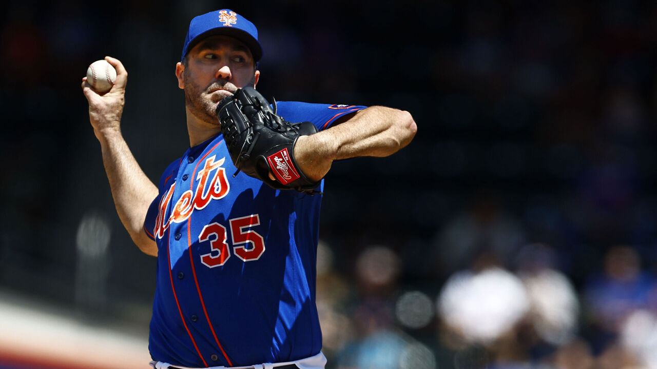 NEW YORK, NEW YORK - JULY 30: Justin Verlander #35 of the New York Mets delivers a pitch against the Washington Nationals during the first inning of a game at Citi Field on July 30, 2023 in New York City. The Mets defeated the Nationals 5-2 as Verlander recorded his 250th career win.