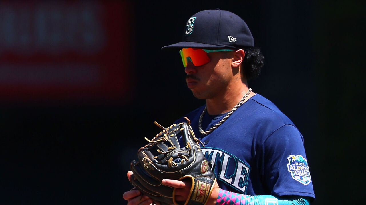 MINNEAPOLIS, MINNESOTA - JULY 26: Kolten Wong #16 of the Seattle Mariners watches the pitch against the Minnesota Twins in the fifth inning at Target Field on July 26, 2023 in Minneapolis, Minnesota.