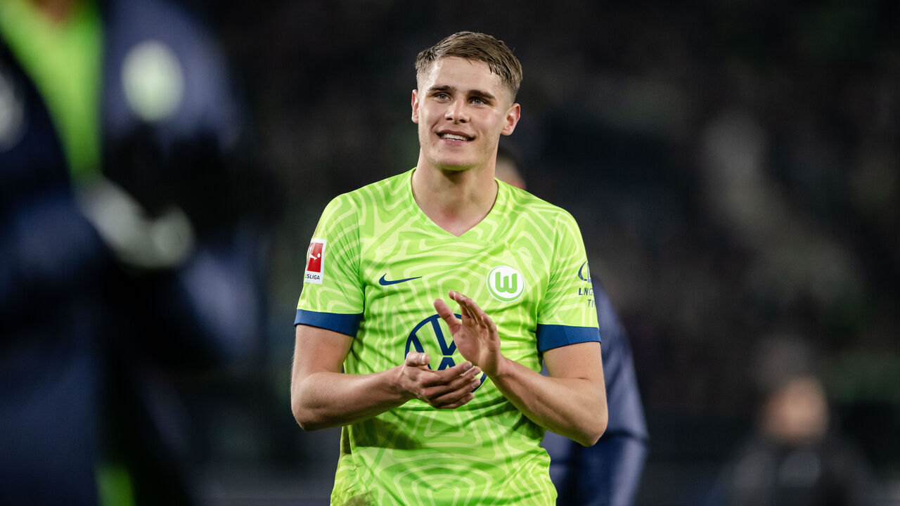 WOLFSBURG, GERMANY - JANUARY 21: Micky van de Ven of Wolfsburg shows appreciation to the fans after the Bundesliga match between VfL Wolfsburg and Sport-Club Freiburg at Volkswagen Arena on January 21, 2023 in Wolfsburg, Germany.