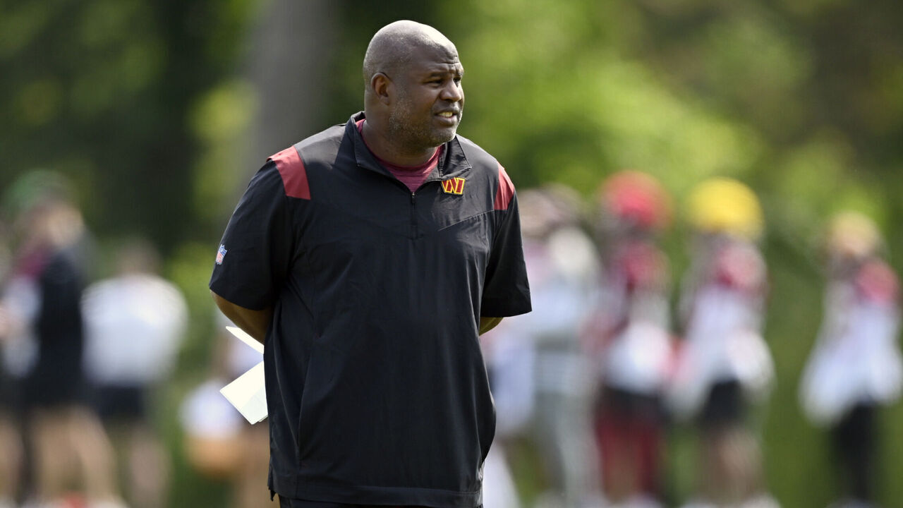 ASHBURN, VA - MAY 24: Washington Commanders offensive coordinator Eric Bieniemy during Washington Commanders OTA's at Commanders Park on May 24, 2023 in Ashburn, VA.