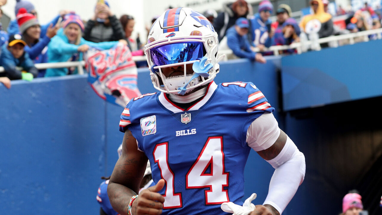 ORCHARD PARK, NEW YORK - OCTOBER 09: Buffalo Bills' Stefon Diggs #14 warms up against the Pittsburgh Steelers at Highmark Stadium on October 09, 2022 in Orchard Park, New York.