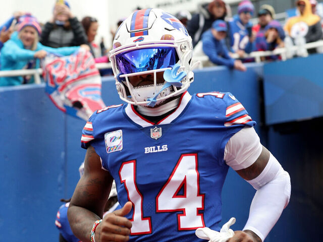 ORCHARD PARK, NEW YORK - OCTOBER 09: Buffalo Bills' Stefon Diggs #14 warms up against the Pittsburgh Steelers at Highmark Stadium on October 09, 2022 in Orchard Park, New York.