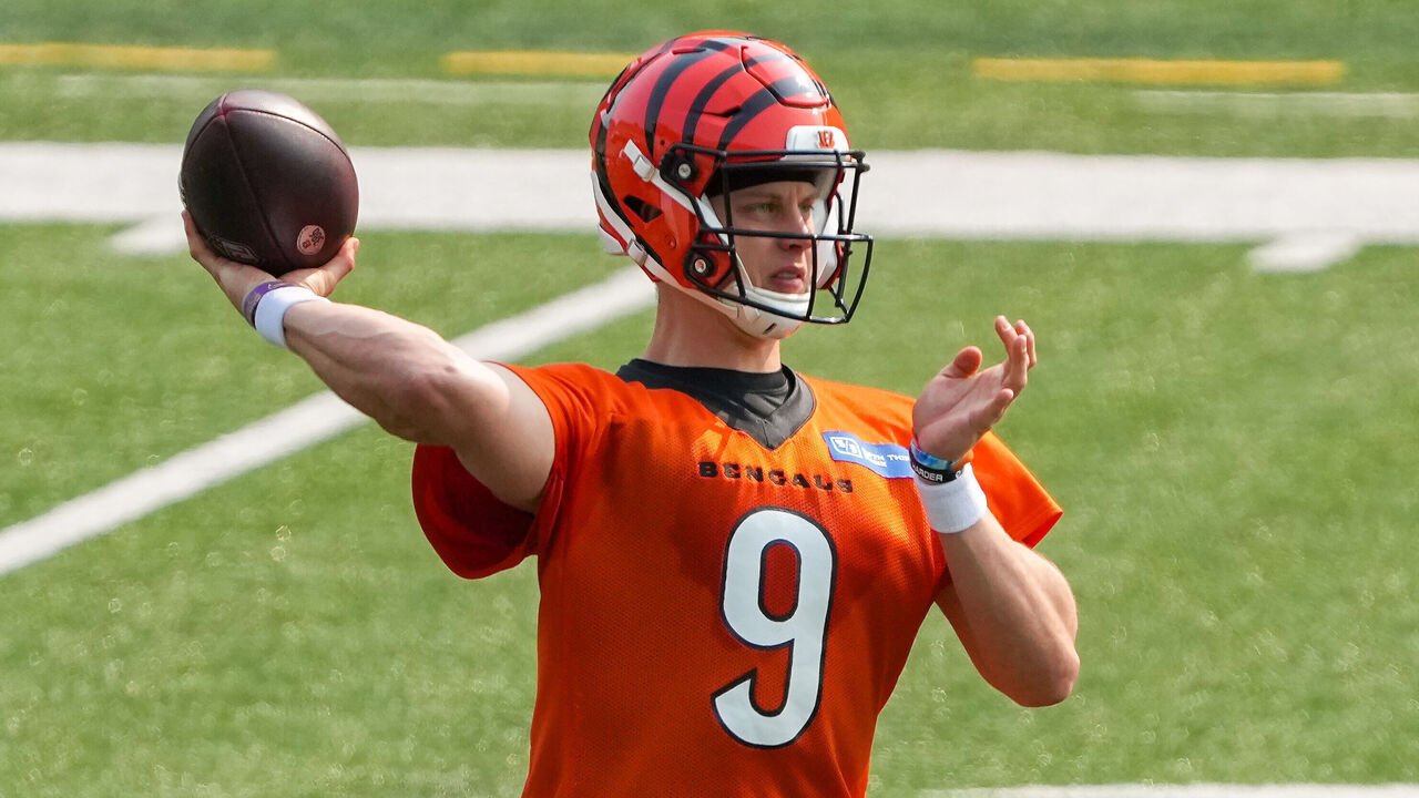 Injured Bengals QB Joe Burrow throws, runs in preseason warmup