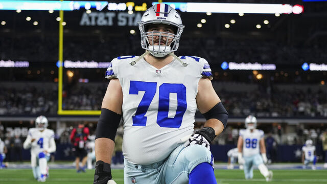 ARLINGTON, TX - DECEMBER 04: Zack Martin #70 of the Dallas Cowboys warms up against the Indianapolis Colts at AT&T Stadium on December 4, 2022 in Arlington, Texas.