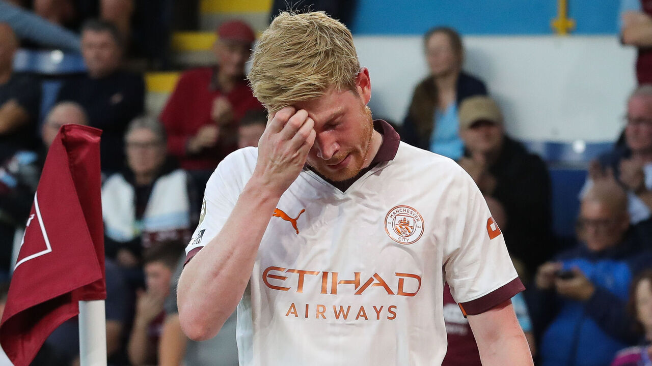 BURNLEY, ENGLAND - AUGUST 11: Kevin De Bruyne of Manchester City leaves the pitch with an injury during the Premier League match between Burnley FC and Manchester City at Turf Moor on August 11, 2023 in Burnley, England.