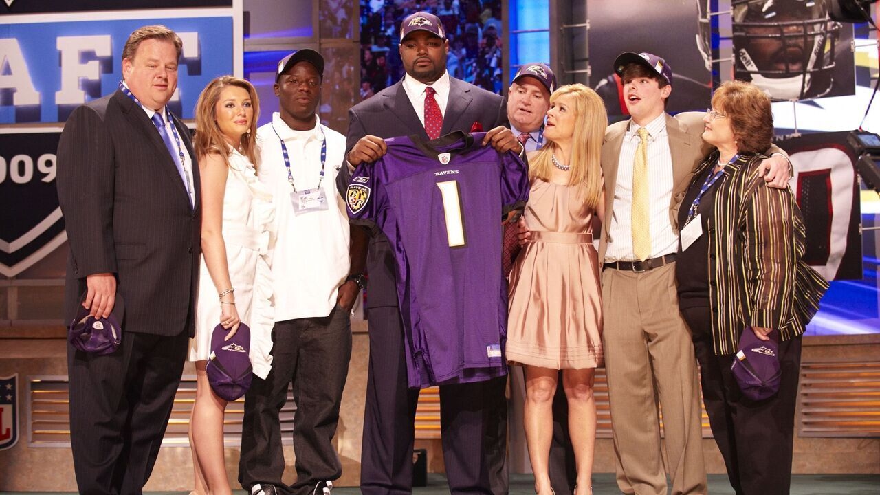 Football: NFL Draft: Baltimore Ravens OT and No 23 overall pick Michael Oher victorious with family at Radio City Music Hall. New York, NY 4/25/2009 CREDIT: David Bergman