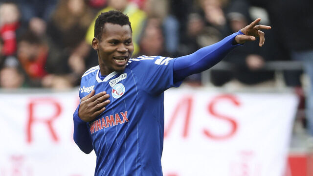 REIMS, FRANCE - APRIL 23: Habib Diallo of Strasbourg celebrates his first goal during the Ligue 1 Uber Eats match between Stade de Reims and RC Strasbourg (RCS) at Stade Auguste Delaune on April 23, 2023 in Reims, France.