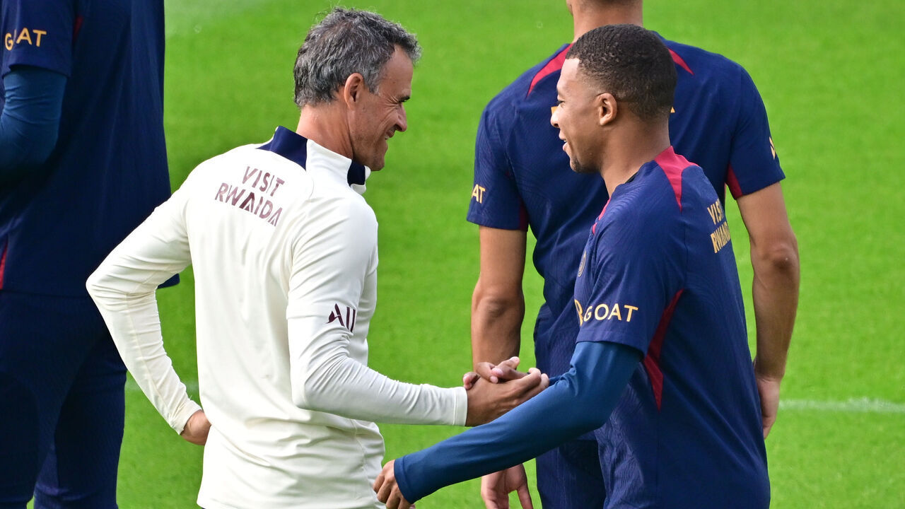 POISSY, FRANCE - AUGUST 18: Head coach Luis Enrique and Kylian Mbappé of PSG during a Paris Saint-Germain training session at Campus PSG on August 18, 2023 in Poissy, France.