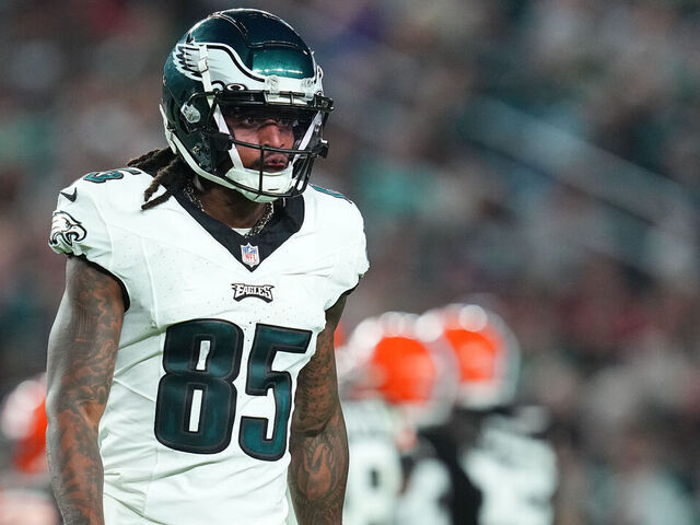 Eagles' Tyrie Cleveland, Moro Ojomo carted off the field with neck