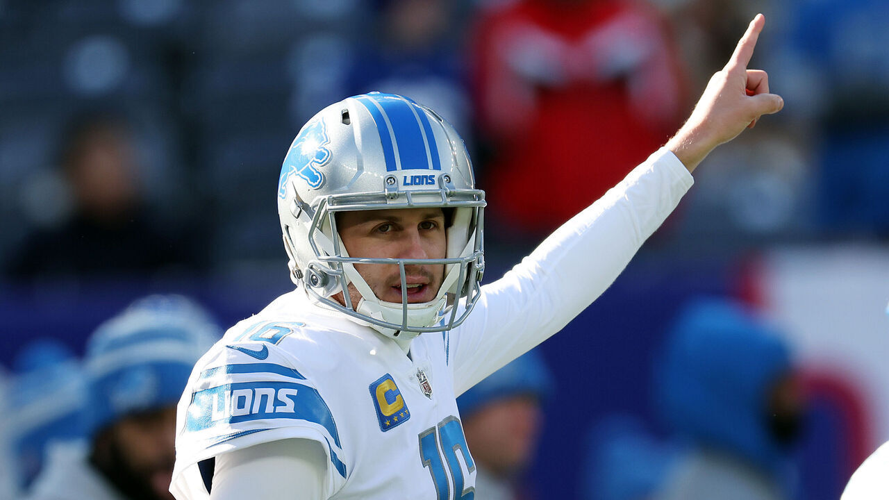 EAST RUTHERFORD, NEW JERSEY - NOVEMBER 20: Quarterback Jared Goff #16 of the Detroit Lions warms up prior to the game against the New York Giants at MetLife Stadium on November 20, 2022 in East Rutherford, New Jersey.