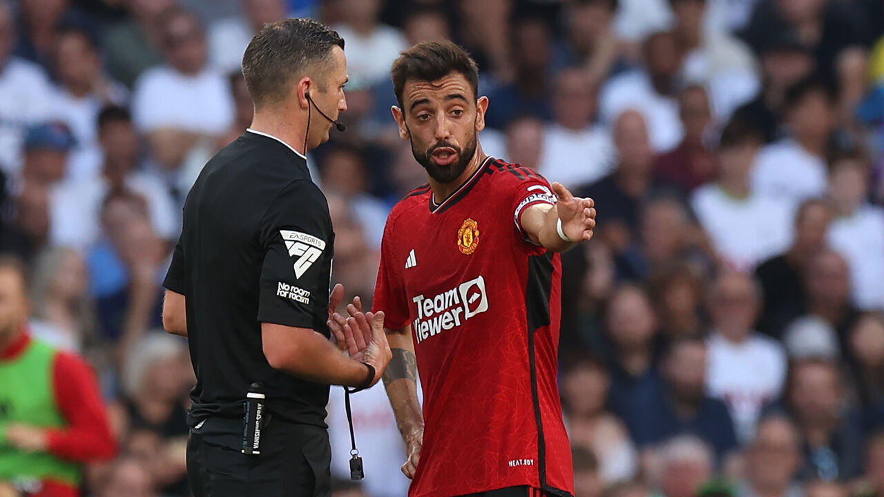 LONDON, ENGLAND - AUGUST 19: Bruno Fernandes of Manchester United talks to Referee Michael Oliver during the Premier League match between Tottenham Hotspur and Manchester United at Tottenham Hotspur Stadium on August 19, 2023 in London, England.