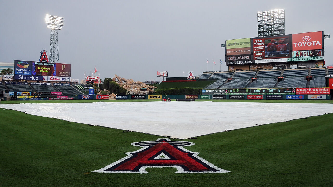 Rain forces suspension of Giants-Reds with game tied at 2