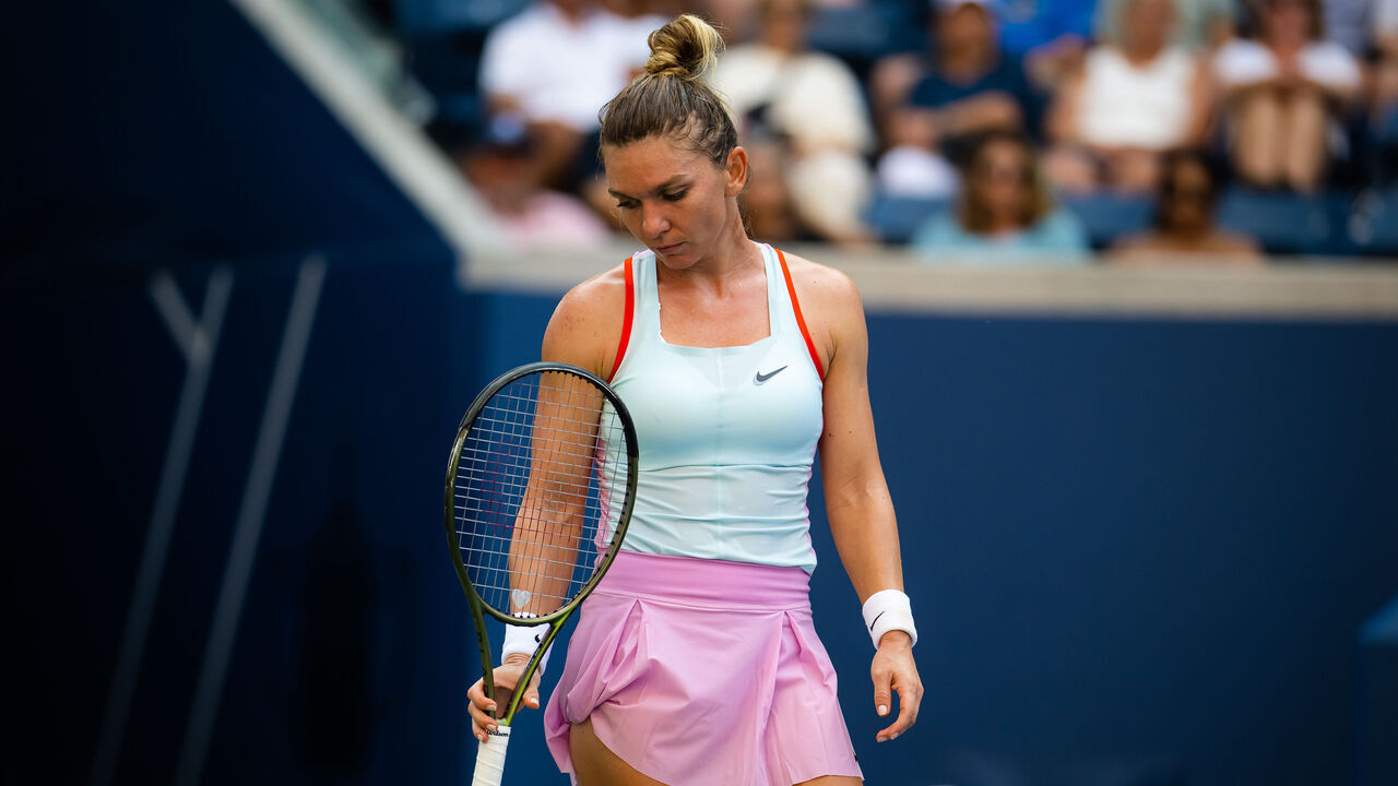 NEW YORK, NEW YORK - AUGUST 29: Simona Halep of Romania reacts frustrated while playing against Daria Snigur of Ukraine in her first round match on Day 1 of the US Open Tennis Championships at USTA Billie Jean King National Tennis Center on August 29, 2022 in New York City