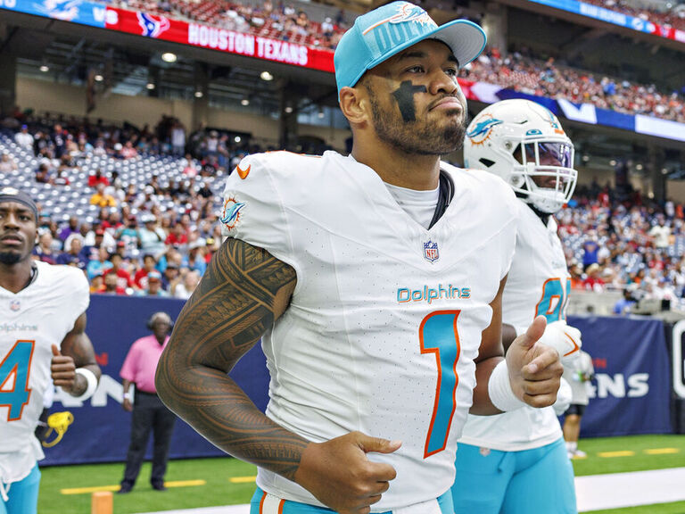 Teams combine for 9 turnovers; Dolphins defeat Texans 17-9 - The