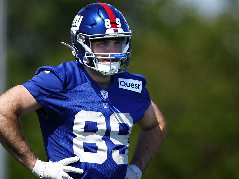 Giants TE Sweeney collapses from 'medical event,' in stable condition