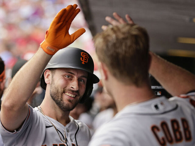 Cardinals score nine in fourth, rout Giants